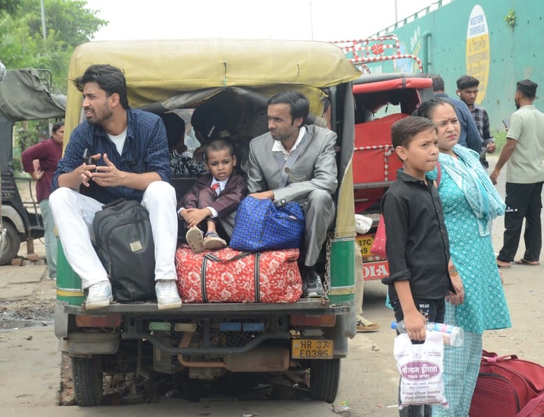अंबाला छावनी बस अड्डे पर पहुंची रोडवेज की बस में सवार होती यात्रियों की भीड़। संवाद अंबाला छावनी बस अड्डे पर पहुंची रोडवेज की बस में सवार होती यात्रियों की भीड़। संवाद