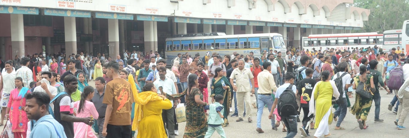 अंबाला छावनी बस अड्डे पर पहुंची रोडवेज की बस में सवार होती यात्रियों की भीड़। संवाद अंबाला छावनी बस अड्डे पर पहुंची रोडवेज की बस में सवार होती यात्रियों की भीड़। संवाद