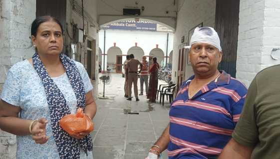 अंबाला छावनी के सर्राफा बाजार में लूट के दौरान आरोपी युवक से भिड़ता दुकानदार। संवाद