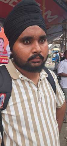 असम चौराहा पर रोडवेज का इंतजार करतीं सवारियां। संवाद