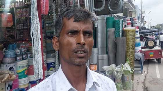 असम चौराहा पर रोडवेज का इंतजार करतीं सवारियां। संवाद