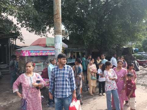 असम चौराहा पर रोडवेज का इंतजार करतीं सवारियां। संवाद