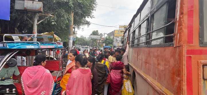 असम चौराहा पर रोडवेज का इंतजार करतीं सवारियां। संवाद