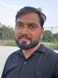 अंदर के ट्रैक के आस-पास उगी लंबी-लंबी घास। संवाद