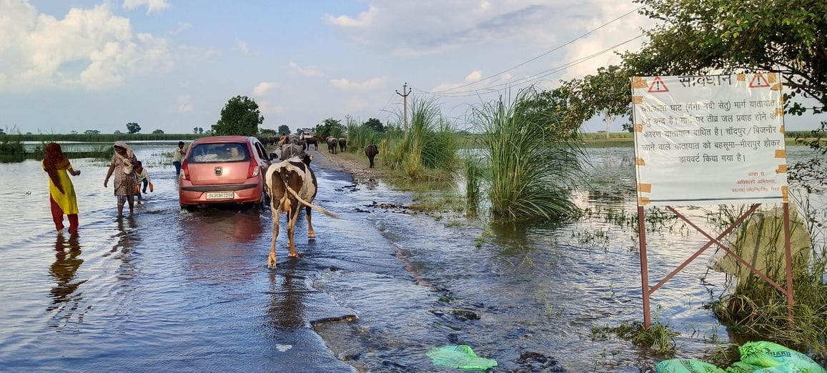 भीमकुंड तराहे पर बाढ़ के पानी में मस्ती करते बच्चे स्रोत संवाद भीमकुंड तराहे पर बाढ़ के पानी में मस्ती करते बच्चे स्रोत संवाद