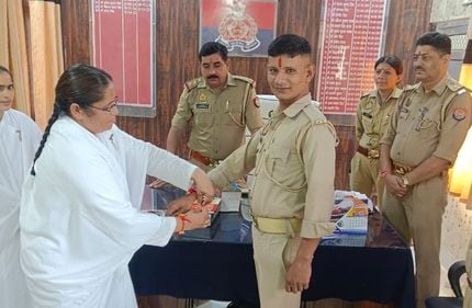 बिल्सी के बृद्धाश्रम में बुजुर्गो महिलाओं से राखी बंधवाते वेदव्यास शर्मा। संवाद 