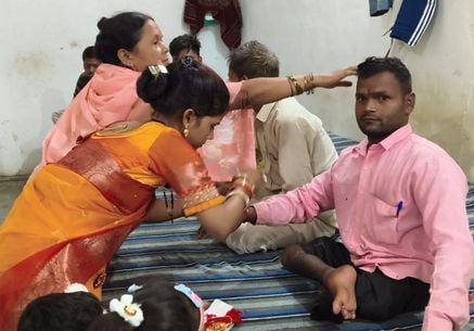 बिल्सी के बृद्धाश्रम में बुजुर्गो महिलाओं से राखी बंधवाते वेदव्यास शर्मा। संवाद 