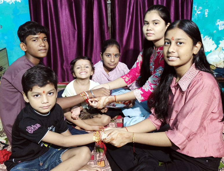 बिल्सी के बृद्धाश्रम में बुजुर्गो महिलाओं से राखी बंधवाते वेदव्यास शर्मा। संवाद 