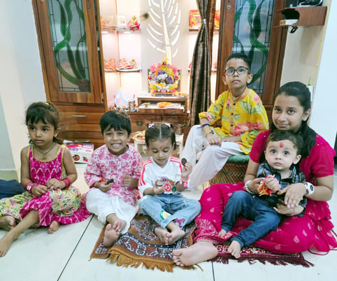 बिल्सी के बृद्धाश्रम में बुजुर्गो महिलाओं से राखी बंधवाते वेदव्यास शर्मा। संवाद 