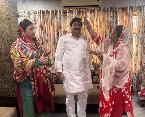 बिल्सी के बृद्धाश्रम में बुजुर्गो महिलाओं से राखी बंधवाते वेदव्यास शर्मा। संवाद 