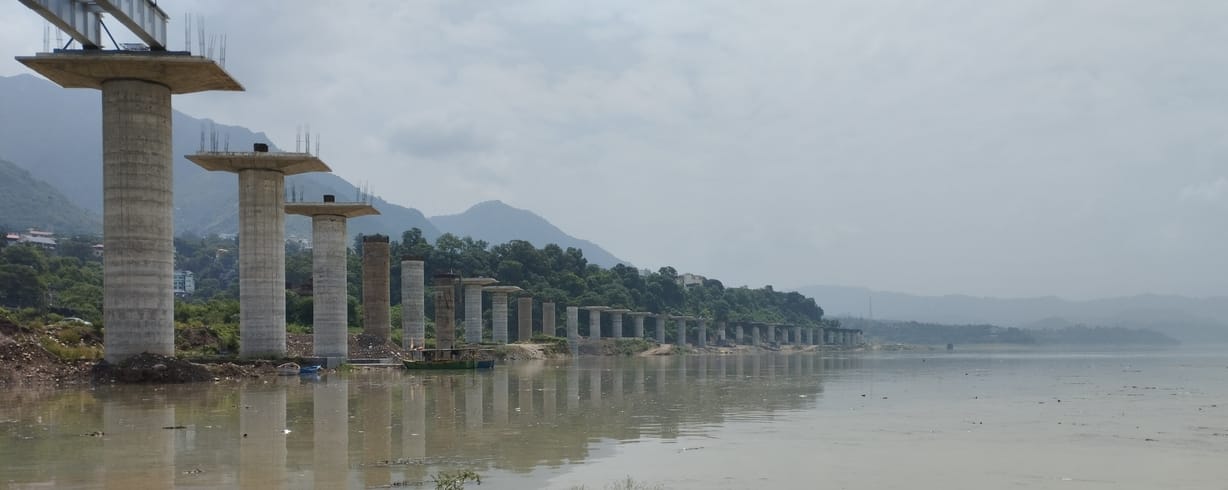 बिलासपुर के लुहनू घाट पर मोटर बोट से सुरक्षित स्थान पर पहुंचाई गई रेल लाइन की निर्माण सामग्री।स