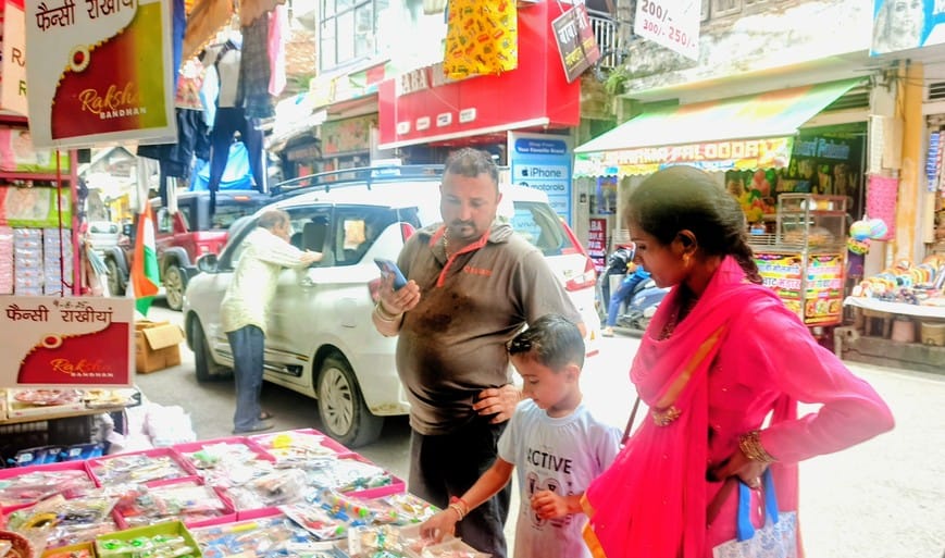 बस अड्डा हमीरपुर में बसों का इंतजार करते लोग। संवाद बस अड्डा हमीरपुर में बसों का इंतजार करते लोग। संवाद