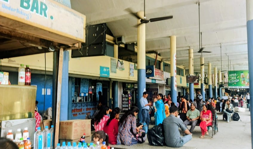 बस अड्डा हमीरपुर में बसों का इंतजार करते लोग। संवाद बस अड्डा हमीरपुर में बसों का इंतजार करते लोग। संवाद
