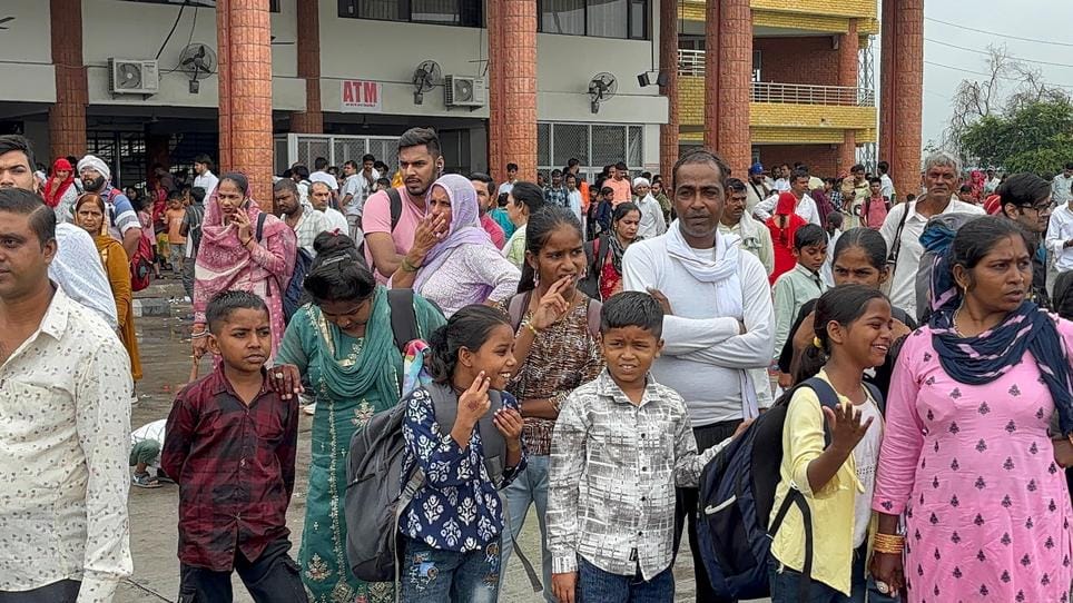 बस के इंतजार में खड़े यात्री। संवाद बस के इंतजार में खड़े यात्री। संवाद