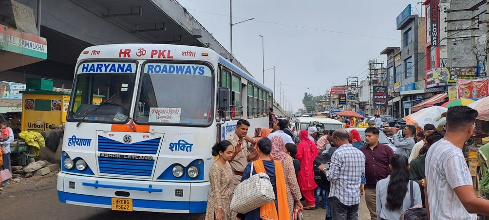 बस के इंतजार में खड़े यात्री। संवाद बस के इंतजार में खड़े यात्री। संवाद