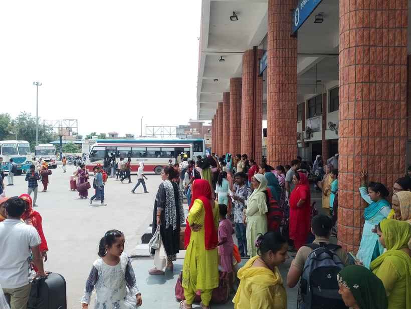 बस के इंतजार में खड़े यात्री। संवाद बस के इंतजार में खड़े यात्री। संवाद