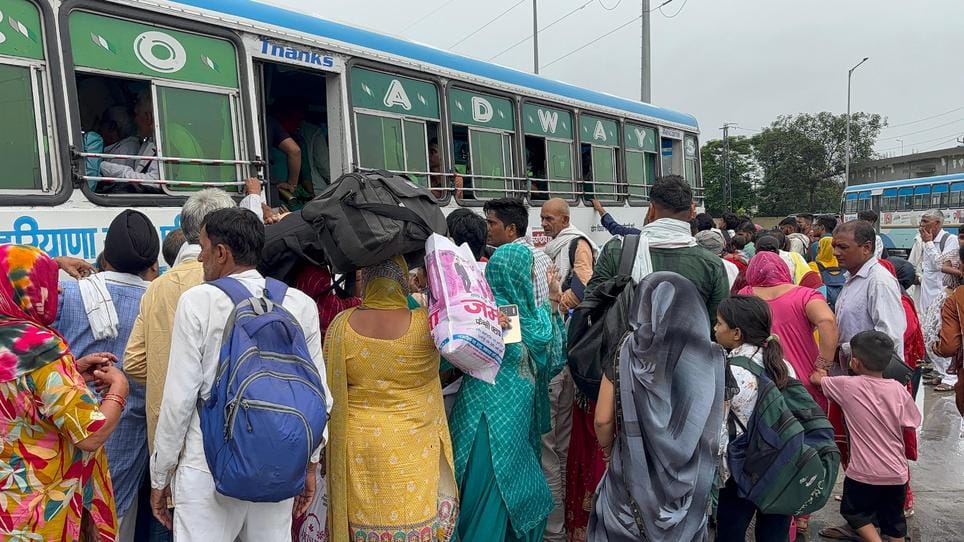 बस के इंतजार में खड़े यात्री। संवाद बस के इंतजार में खड़े यात्री। संवाद