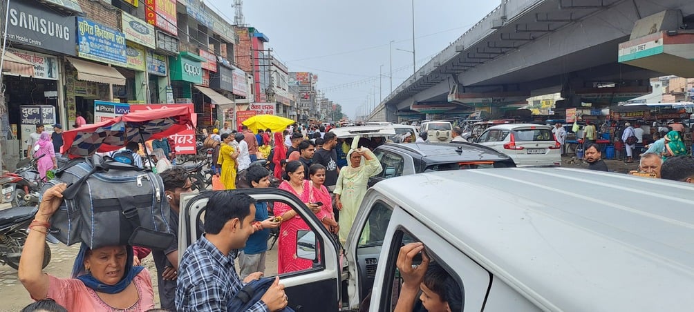 बस के इंतजार में खड़े यात्री। संवाद बस के इंतजार में खड़े यात्री। संवाद
