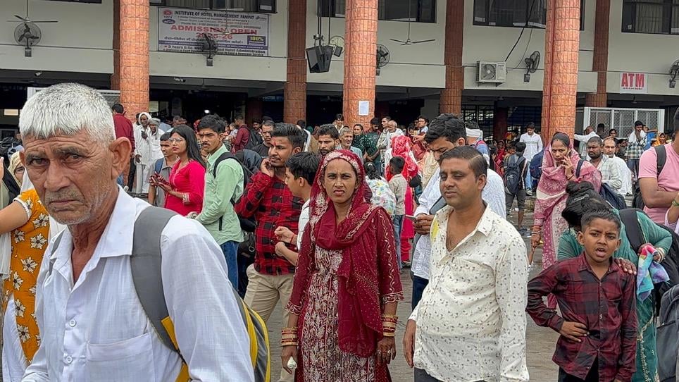 बस के इंतजार में खड़े यात्री। संवाद बस के इंतजार में खड़े यात्री। संवाद