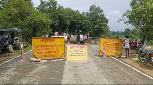 बीसलपुर के गांव भैसटा के पास बाढ़ से कटी पुलिया। स्रोत पूर्व प्रधान बीसलपुर के गांव भैसटा के पास बाढ़ से कटी पुलिया। स्रोत पूर्व प्रधान