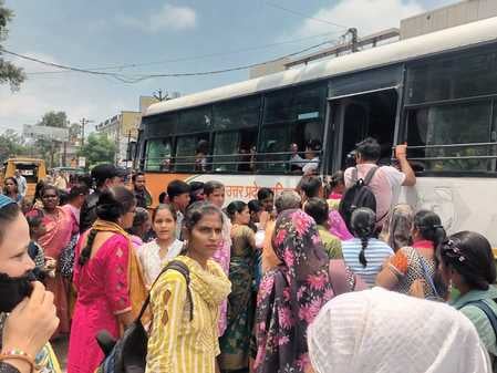 बीसलपुर के ईदगाह चौराहे पर बसों के इंतजार में खड़े यात्री। संवाद