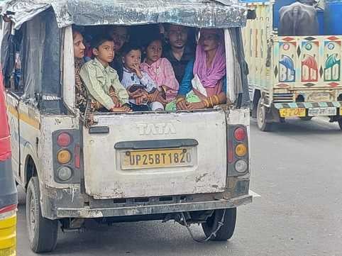 बीसलपुर के ईदगाह चौराहे पर बसों के इंतजार में खड़े यात्री। संवाद