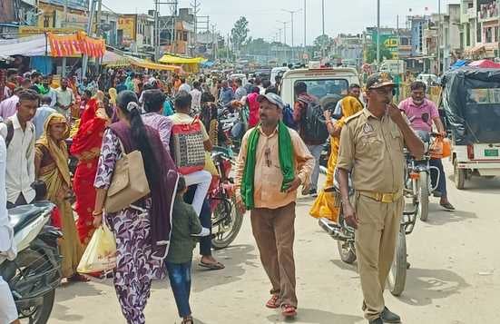 बीसलपुर के ईदगाह चौराहे पर बसों के इंतजार में खड़े यात्री। संवाद