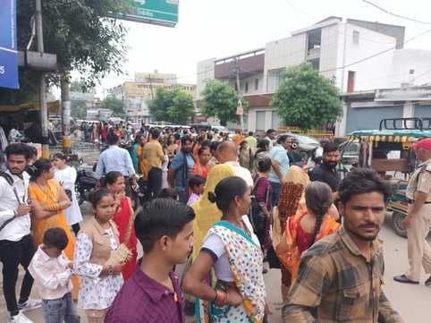बीसलपुर के ईदगाह चौराहे पर बसों के इंतजार में खड़े यात्री। संवाद