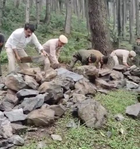 चंबा के रिजर्व धतरुंड जंगल में बनाई अवैध दिवार को गिराते वन कर्मचारी।स्रोत विभाग चंबा के रिजर्व धतरुंड जंगल में बनाई अवैध दिवार को गिराते वन कर्मचारी।स्रोत विभाग