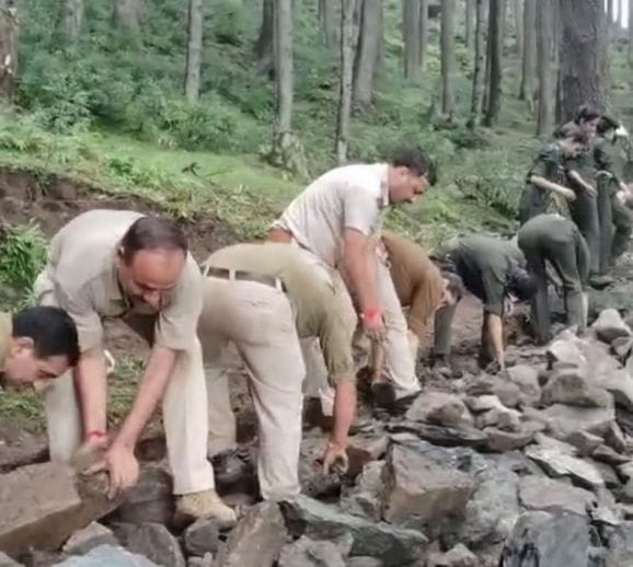 चंबा के रिजर्व धतरुंड जंगल में बनाई अवैध दिवार को गिराते वन कर्मचारी।स्रोत विभाग चंबा के रिजर्व धतरुंड जंगल में बनाई अवैध दिवार को गिराते वन कर्मचारी।स्रोत विभाग