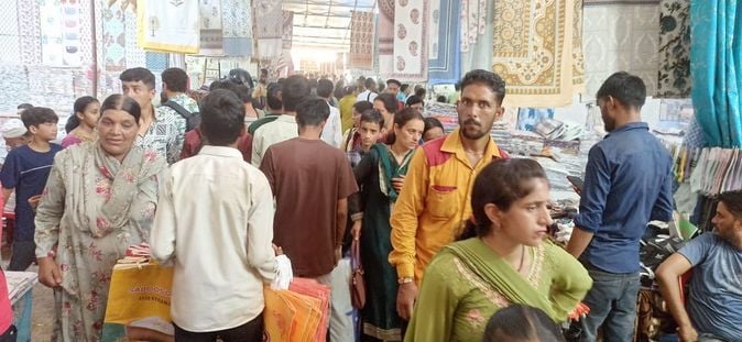 चंबा मिंजर मेले के दौरान खरीदारी करने के लिए उमड़ी लोगो की भीड़।संवाद चंबा मिंजर मेले के दौरान खरीदारी करने के लिए उमड़ी लोगो की भीड़।संवाद