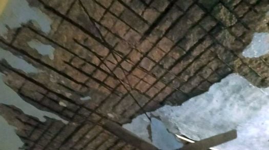 चरवा पीएचसी में कुछ इस तरह अस्त-व्यस्त स्थित में रखे सामान। संवाद चरवा पीएचसी में कुछ इस तरह अस्त-व्यस्त स्थित में रखे सामान। संवाद