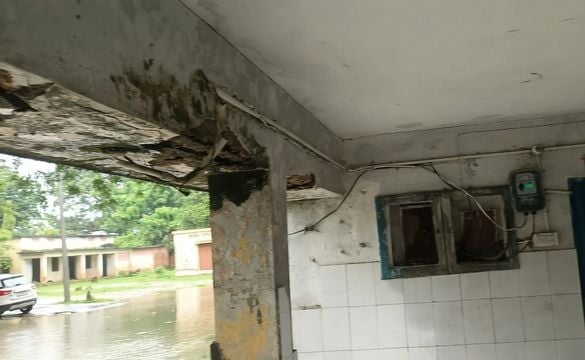 चरवा पीएचसी में कुछ इस तरह अस्त-व्यस्त स्थित में रखे सामान। संवाद चरवा पीएचसी में कुछ इस तरह अस्त-व्यस्त स्थित में रखे सामान। संवाद