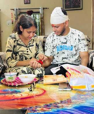छोटे भाई शुभदीप सिंह को राखी बांधती बहने। परिजन छोटे भाई शुभदीप सिंह को राखी बांधती बहने। परिजन