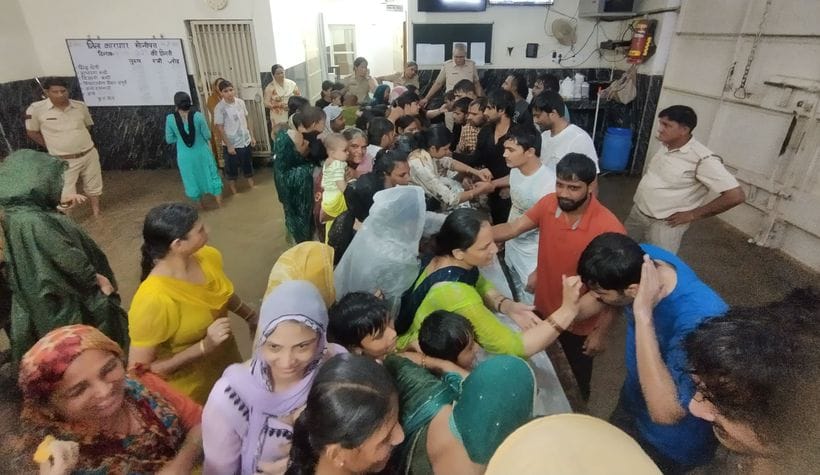 फोटो 10- सोनीपत के मोहन नगर स्थित आवास पर भाई गोपाल, देव, नितीश को तिलक लगाती जानकी। स्रोत : फोटो 10- सोनीपत के मोहन नगर स्थित आवास पर भाई गोपाल, देव, नितीश को तिलक लगाती जानकी। स्रोत :