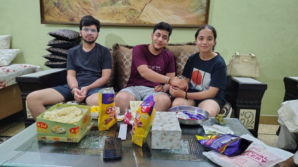 फोटो 10- सोनीपत के मोहन नगर स्थित आवास पर भाई गोपाल, देव, नितीश को तिलक लगाती जानकी। स्रोत : फोटो 10- सोनीपत के मोहन नगर स्थित आवास पर भाई गोपाल, देव, नितीश को तिलक लगाती जानकी। स्रोत :