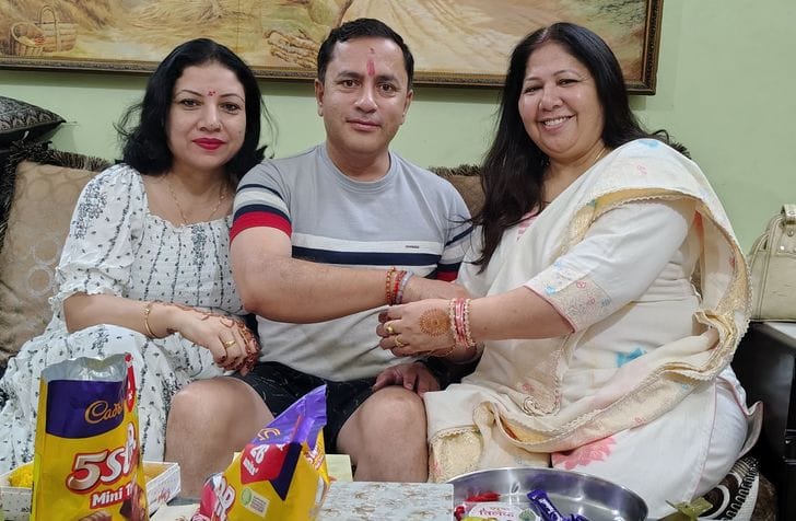 फोटो 10- सोनीपत के मोहन नगर स्थित आवास पर भाई गोपाल, देव, नितीश को तिलक लगाती जानकी। स्रोत : फोटो 10- सोनीपत के मोहन नगर स्थित आवास पर भाई गोपाल, देव, नितीश को तिलक लगाती जानकी। स्रोत :
