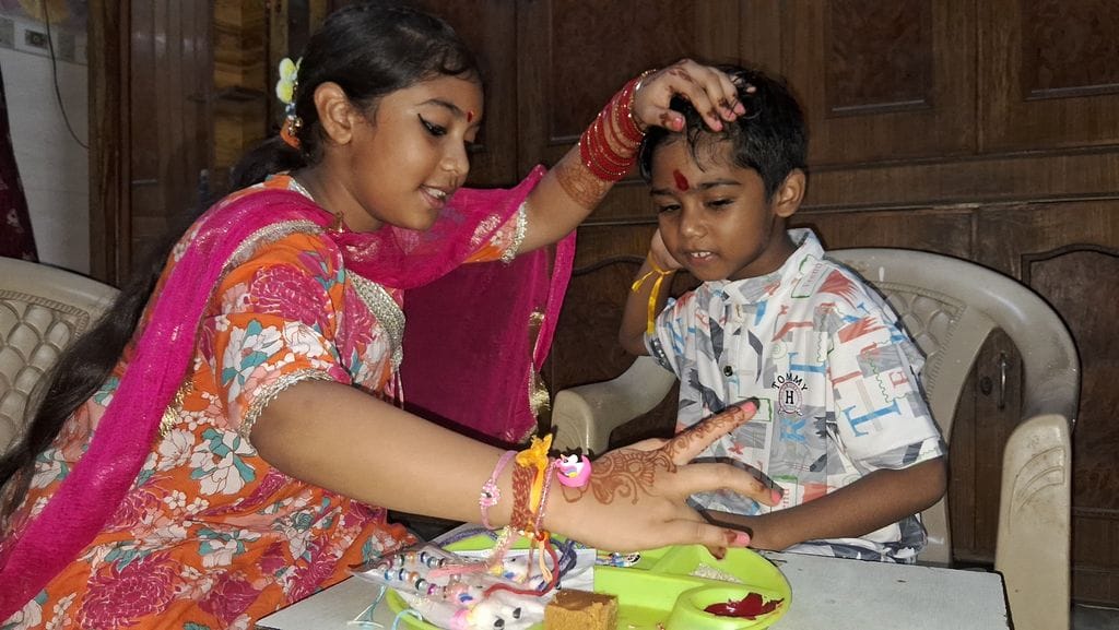 फोटो 10- सोनीपत के मोहन नगर स्थित आवास पर भाई गोपाल, देव, नितीश को तिलक लगाती जानकी। स्रोत : फोटो 10- सोनीपत के मोहन नगर स्थित आवास पर भाई गोपाल, देव, नितीश को तिलक लगाती जानकी। स्रोत :
