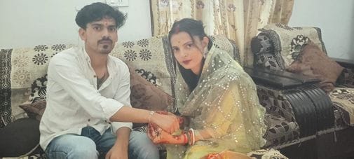 फोटो 10- सोनीपत के मोहन नगर स्थित आवास पर भाई गोपाल, देव, नितीश को तिलक लगाती जानकी। स्रोत : फोटो 10- सोनीपत के मोहन नगर स्थित आवास पर भाई गोपाल, देव, नितीश को तिलक लगाती जानकी। स्रोत :
