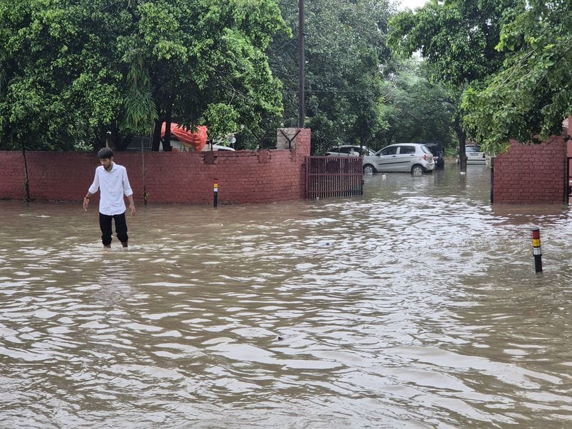फोटो 34: सोनीपत में हुई झमाझम बारिश के बाद सेक्टर-15 में भरे पानी से गुजरते दोपहिया वाहन चालक। 