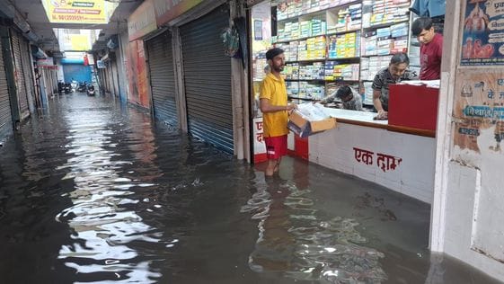 फोटो 34: सोनीपत में हुई झमाझम बारिश के बाद सेक्टर-15 में भरे पानी से गुजरते दोपहिया वाहन चालक। 