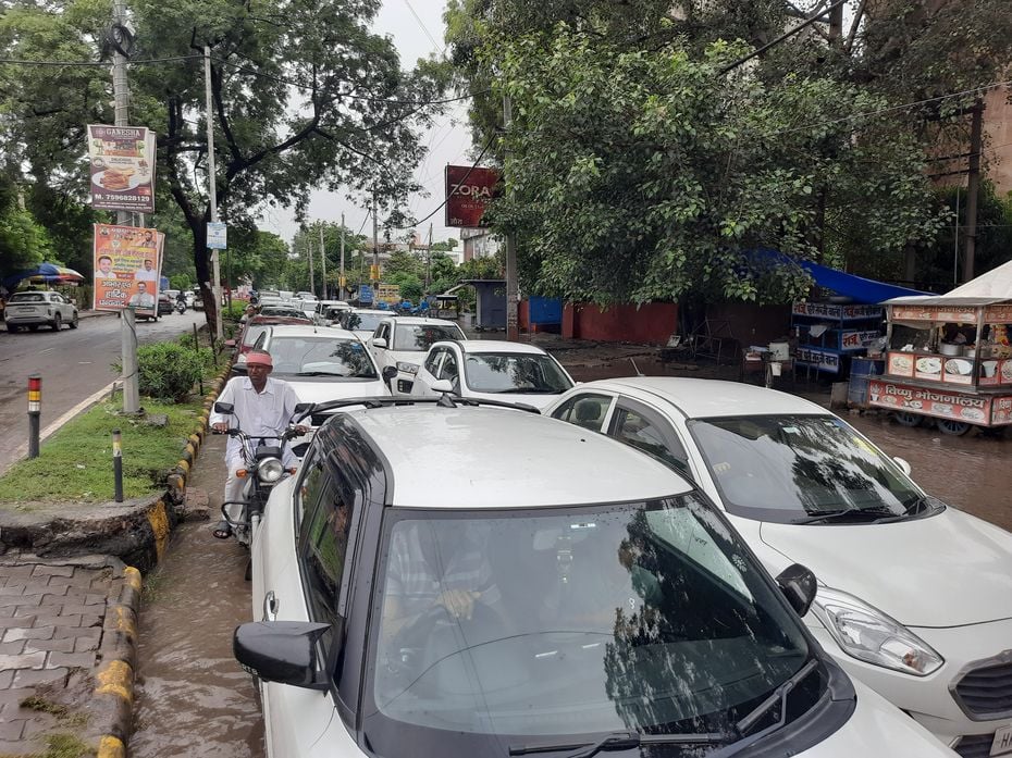 फोटो 34: सोनीपत में हुई झमाझम बारिश के बाद सेक्टर-15 में भरे पानी से गुजरते दोपहिया वाहन चालक। 