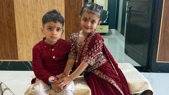 फोटो स्टोरी.........10 कैथल। प्रताप गेट पर अपने 101 वर्षीय भाई बहादुर चंद मदान को राखी बांधती 9 फोटो स्टोरी.........10 कैथल। प्रताप गेट पर अपने 101 वर्षीय भाई बहादुर चंद मदान को राखी बांधती 9
