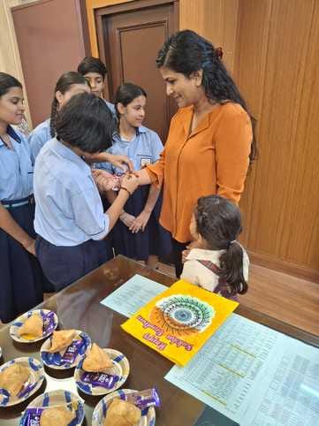 फोटो स्टोरी.........10 कैथल। प्रताप गेट पर अपने 101 वर्षीय भाई बहादुर चंद मदान को राखी बांधती 9 फोटो स्टोरी.........10 कैथल। प्रताप गेट पर अपने 101 वर्षीय भाई बहादुर चंद मदान को राखी बांधती 9