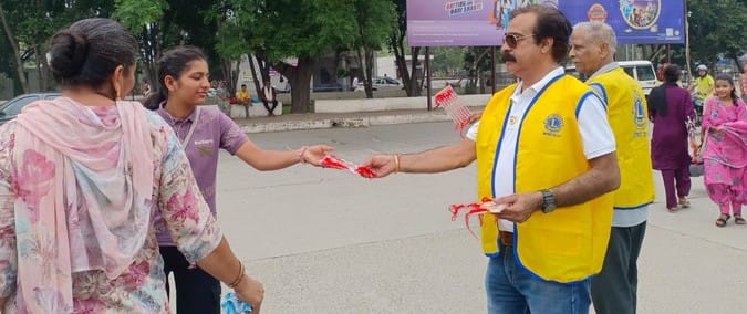 फोटो स्टोरी.........10 कैथल। प्रताप गेट पर अपने 101 वर्षीय भाई बहादुर चंद मदान को राखी बांधती 9 फोटो स्टोरी.........10 कैथल। प्रताप गेट पर अपने 101 वर्षीय भाई बहादुर चंद मदान को राखी बांधती 9
