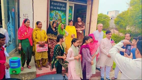 फोटो स्टोरी.........10 कैथल। प्रताप गेट पर अपने 101 वर्षीय भाई बहादुर चंद मदान को राखी बांधती 9 फोटो स्टोरी.........10 कैथल। प्रताप गेट पर अपने 101 वर्षीय भाई बहादुर चंद मदान को राखी बांधती 9