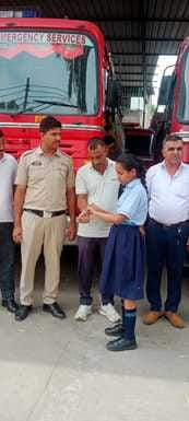 फोटो स्टोरी.........10 कैथल। प्रताप गेट पर अपने 101 वर्षीय भाई बहादुर चंद मदान को राखी बांधती 9 फोटो स्टोरी.........10 कैथल। प्रताप गेट पर अपने 101 वर्षीय भाई बहादुर चंद मदान को राखी बांधती 9