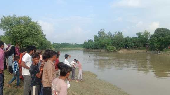 फायर ब्रिगेड की गाड़ी में धक्का लगाते फायर कर्मी