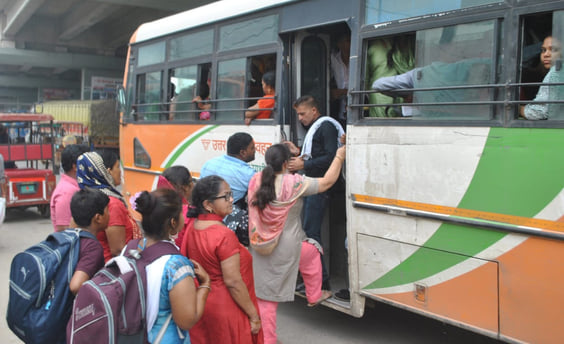 गंगोह में बस में चढ़ने के लिए महिलाओं को करनी पड़ी जद्दोजहद। संवाद 