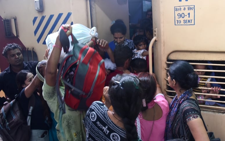 गंगोह में बस में चढ़ने के लिए महिलाओं को करनी पड़ी जद्दोजहद। संवाद 